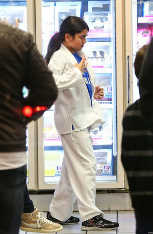  NEW PHOTOS* (Dec. 9) Blanket Jackson enjoys ice cream with Prince after winning new karate cinturón, correa