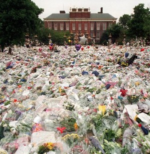  A Makeshift Memorial For Princess Diana At Kensington Palace Back In 1997
