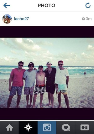  Ed Westwick with vrienden in Secrets Resort The Vine-Cancùn Mexico.