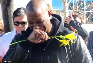  Tyrese Gibson in tears at Paul Walker's crash site