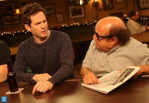  It's Always Sunny in Philadelphia - Episode 9.03 - The Gang Tries Desperately to Win an Award