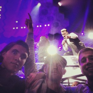  JT photobombs his fãs & appeared in their selfie photo!