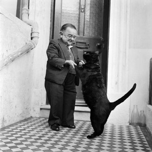  The World's Shortest Man Dancing with His Pet Cat