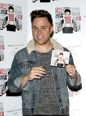 Olly's selfie signing