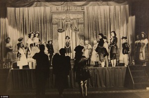  Princess Margaret and Princess Elizabeth in the play 알라딘