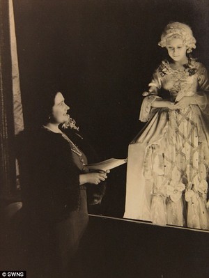  Princess Margaret and Princess Elizabeth in the play アラジン
