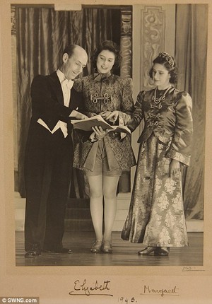  クイーン performed alongside Princess Margaret in シンデレラ in 1941