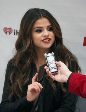  Selena arrives at 106.1 吻乐队（Kiss） FM's Jingle Ball in Seattle - December 8
