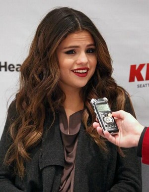  Selena arrives at 106.1 キッス FM's Jingle Ball in Seattle - December 8