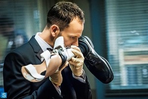  Elementary - Episode 2.13 - All In The Family - Promotional фото