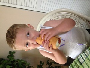  Chris Eating a サンドイッチ in his wifebeater