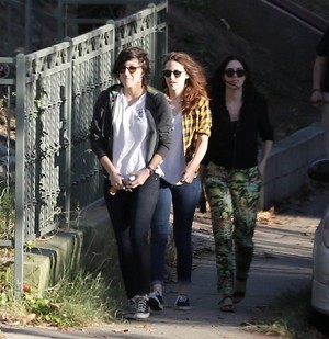  Kristen shopping with फ्रेंड्स in LA
