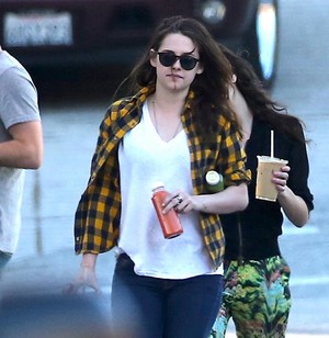  Kristen shopping with Друзья in LA