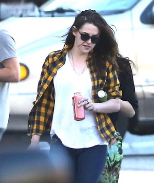  Kristen shopping with دوستوں in LA