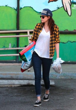  Kristen shopping with फ्रेंड्स in LA