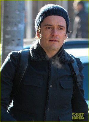  Orlando Bloom Steps Out After Guys Night with Leo DiCaprio!