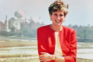  Princess Diana at the Red Fort in front of the Taj Mahal in 1992