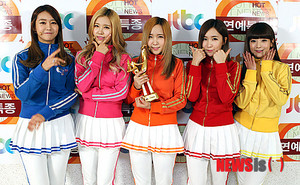  Crayon Pop after winning the Rookie Award at The 28th Golden Disk Awards