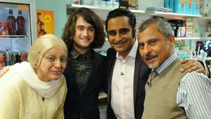 Daniel Radcliffe Guest Appearance On 'The Kumars' Episode (Fb.com/.com/DanielJacobRadcliffeFanClub)