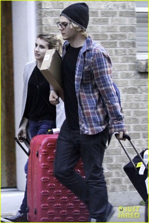  Emma Roberts: Engaged to Evan Peters!