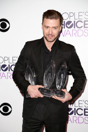 JT with his 3 trophies of People's Choice awards 2014 (Jan 8th)