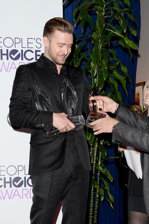  JT with his 3 trophies of People's Choice awards 2014 (Jan 8th)