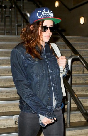  Kristen Arriving In Los Angeles