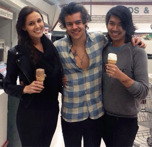Harry Styles with fans in Beverly Hills♥