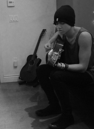  Calum playing 기타