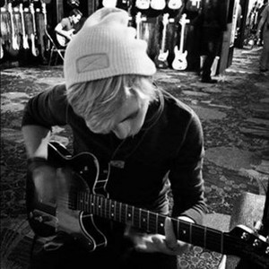  Lynch Playing gitar