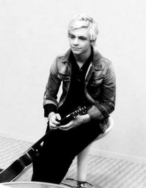 Ross And His guitare