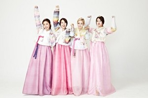  Girl's Tag in lovely hanbok
