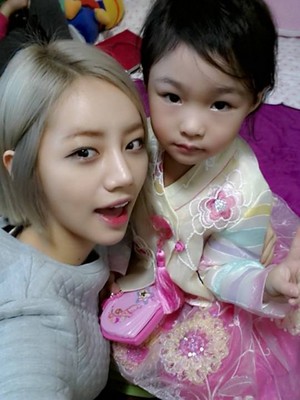  Girl's Day's Hyeri with her adorable niece