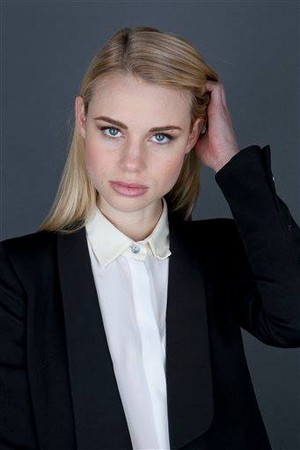  Lucy Fry promo 사진
