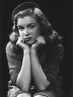 Norma Jeane Dougherty - Bruno Bernard photoshoot (1945)