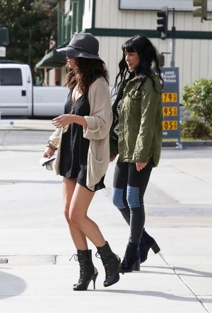  Selena leaving/arriving at Hugo's Restaurant in Studio City, CA - February 2, 2014