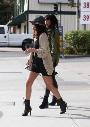  Selena leaving/arriving at Hugo's Restaurant in Studio City, CA - February 2,2014