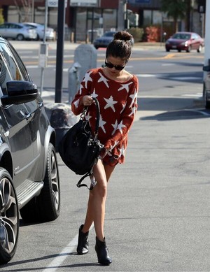  Selena having lunch at Cici's پیزا Buffet in Tarzana, CA - February 4, 2014
