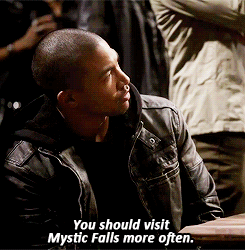  "You’re in a good mood, te should visit Mystic Falls più often."