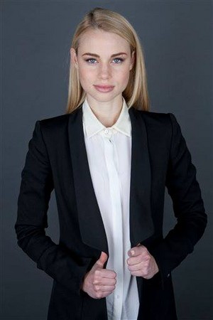  Lucy Fry Vampire Academy Press दिन in NYC