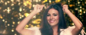  Victoria Justice - oro - Musica Video Screencaps