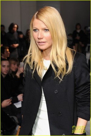 Gwyneth Paltrow Takes Selfie with Reese Witherspoon at Boss Woman Fashion Show!