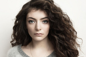  Lorde face
