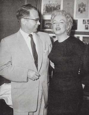  Marilyn with journalist-1956