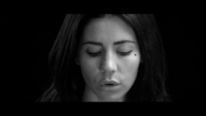  マリーナ and The Diamonds - Lies - 音楽 Video Screencaps