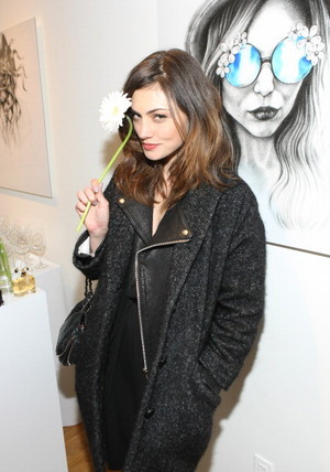  Phoebe at Marc Jacbos маргаритка Chain Tweet Pop Up Shopt Party