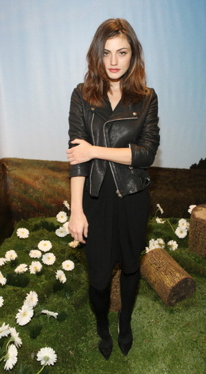  Phoebe at Marc Jacbos маргаритка Chain Tweet Pop Up Shopt Party