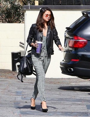  Selena looks beautiful while leaving a taco campana, bell in Los Angeles, CA - February 20, 2014