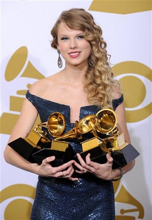  Taylor 迅速, 斯威夫特 With Awards <3
