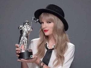 Taylor Swift With Awards <3